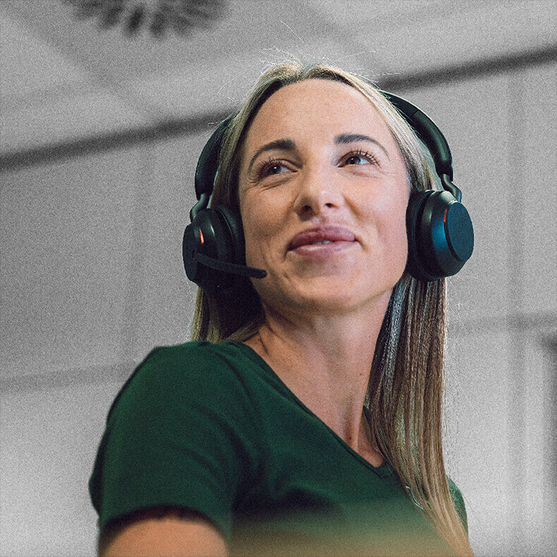 Lächelnde Frau mit Headset