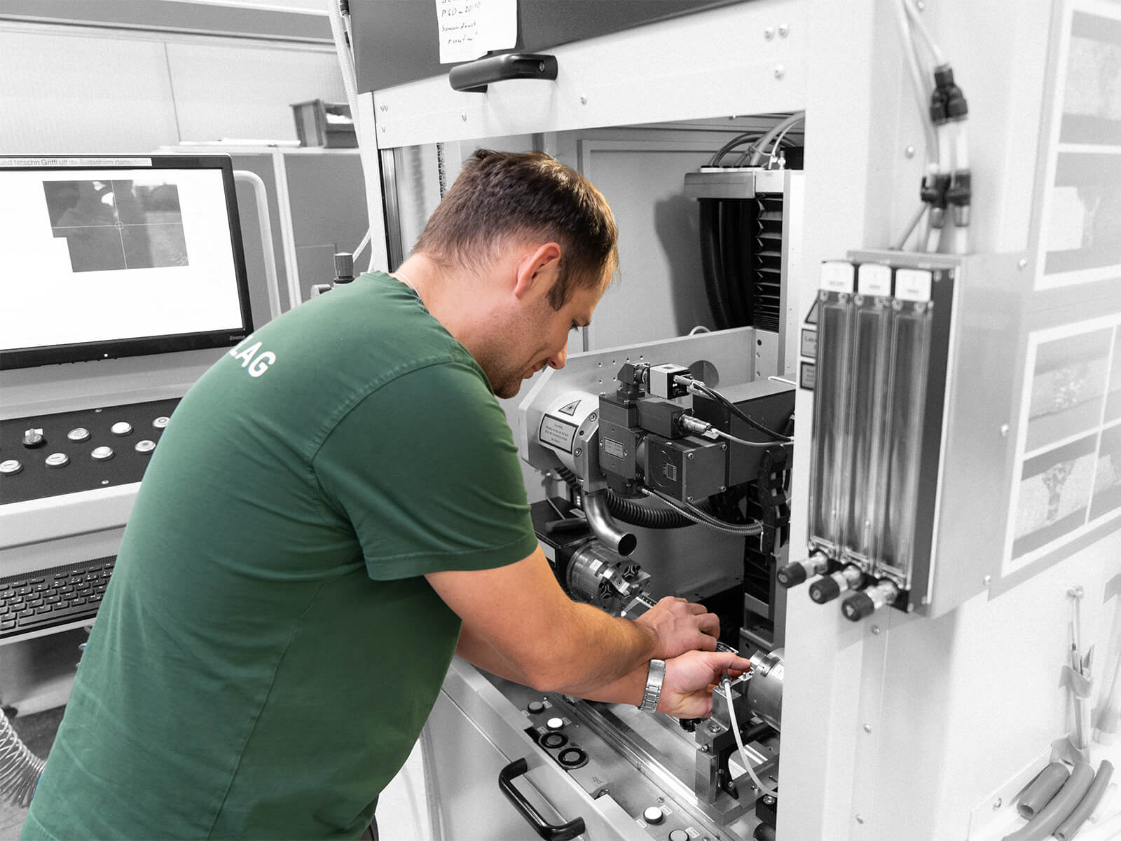 Picture of a Rommelag employee making machine settings according to the machine concept.